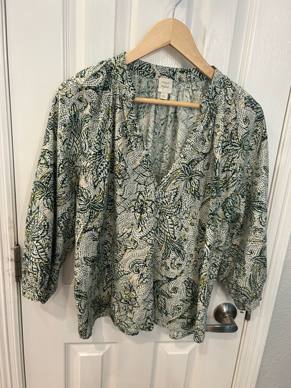 ❤️ Roan and Ryan  Floral‎ V-Neck Blouse in Green and Cream